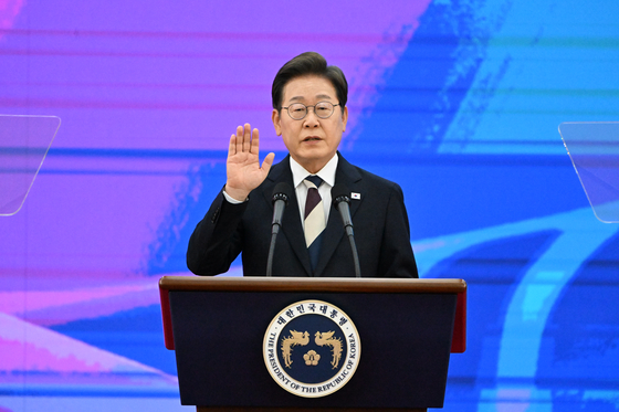 President Lee Jae-myung takes the oath of office in the Rotunda Hall of the National Assembly in Yeouido, Seoul, on June 4. [JOONGANG ILBO] 