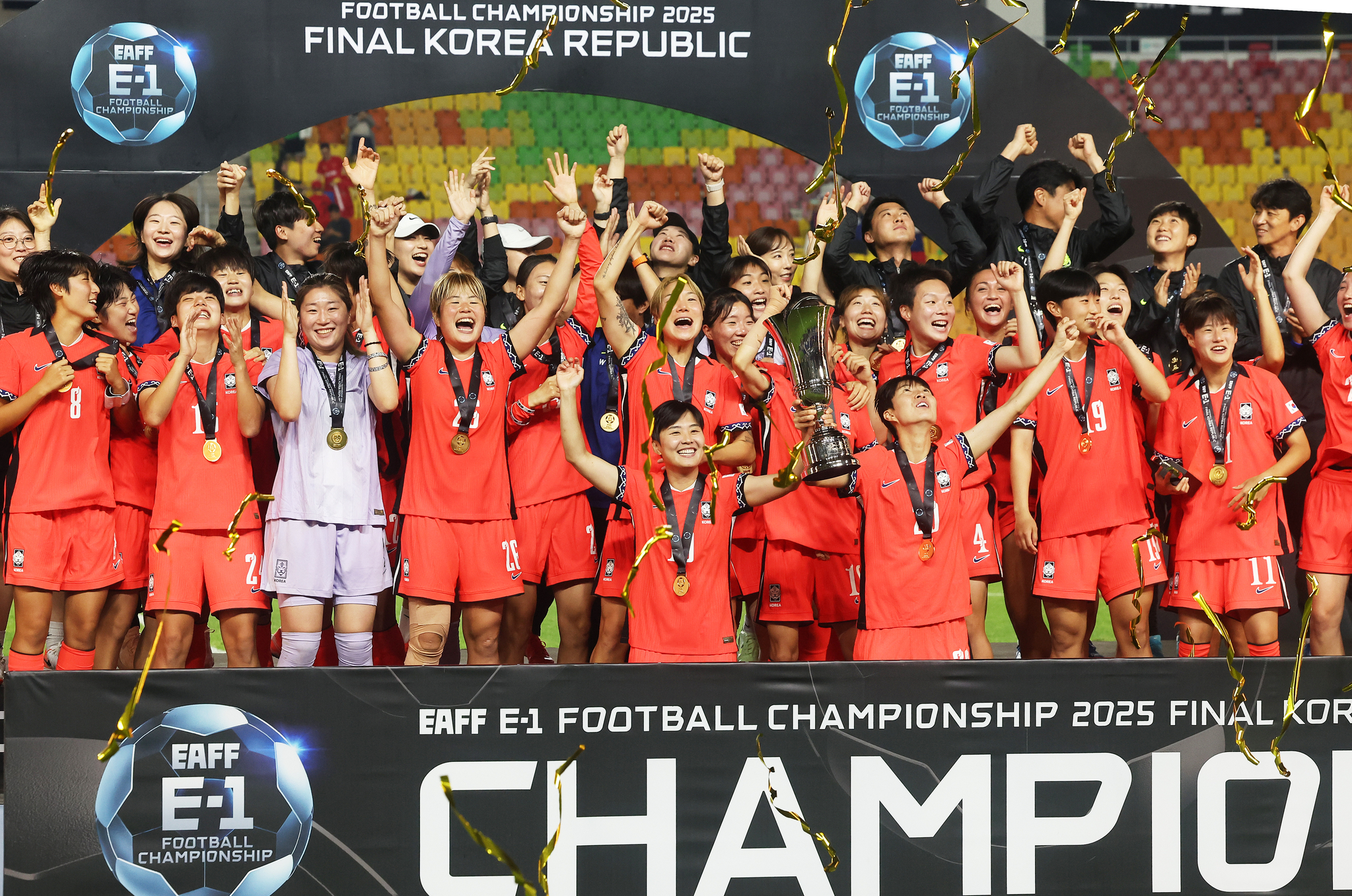 The Korean women’s national football team celebrates after winning the East Asian Championship for the first time in 20 years on July 16. [YONHAP] 