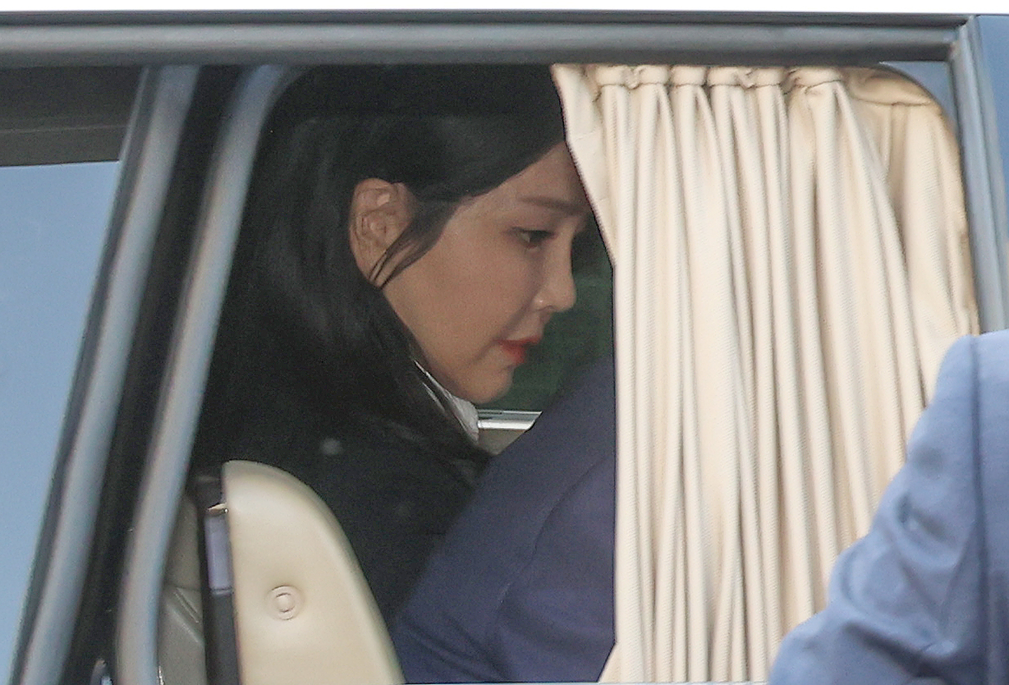 Kim Keon Hee, wife of former president Yoon Suk Yeol, leaves the official residence in Hannam-dong in Yongsan District, central Seoul, on April 11. [YONHAP]