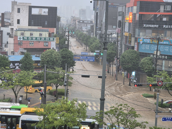 Roads in front of Buk District Office in Gwangju are submerged in floodwater following a torrential rain of 300 millimeters (11.8 inches) on July 17. [NEWS1]