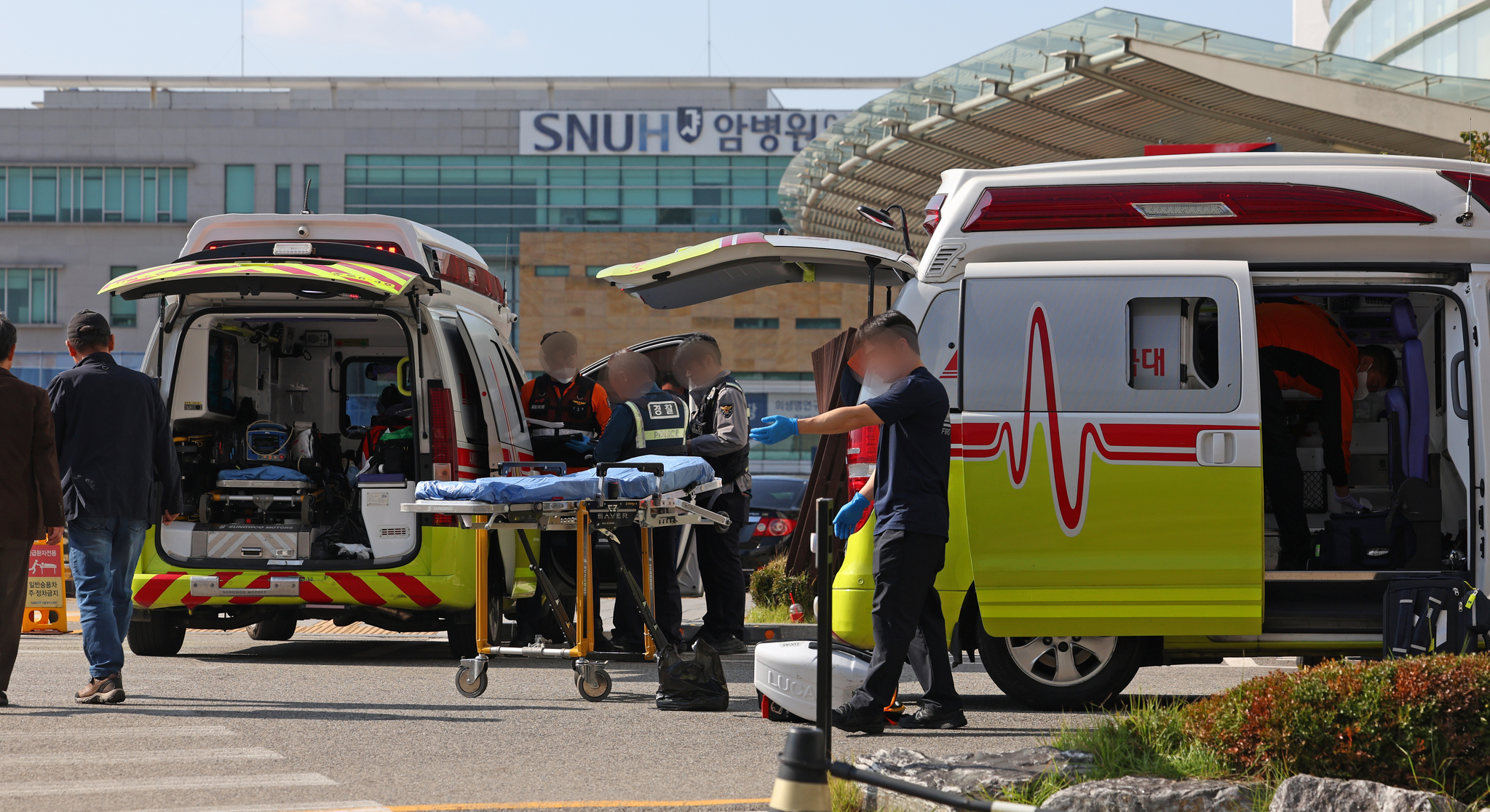 Paramedics and ambulance vehicles are seen in a general hospital in downtown Seoul in November. [YONHAP] 