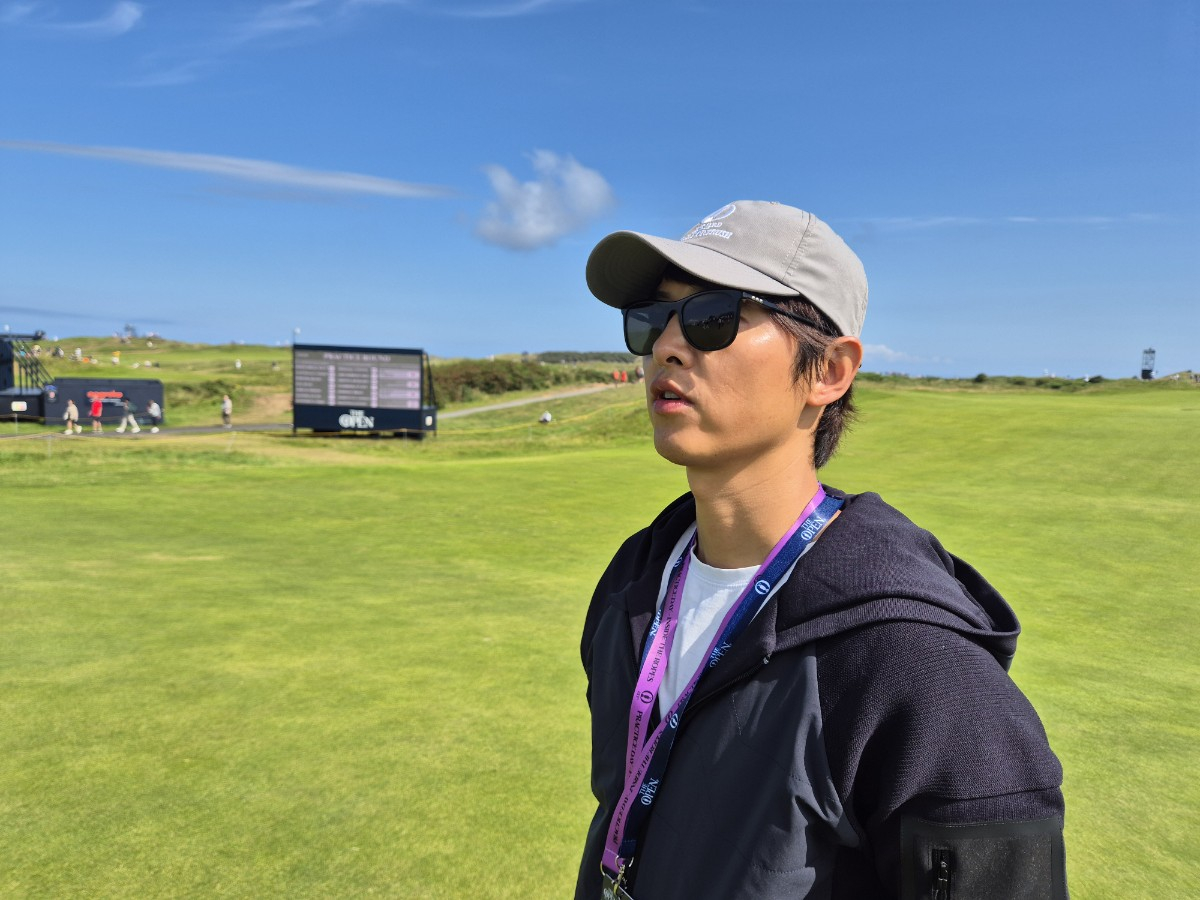 Actor Song Joong-ki visits the Royal Portrush Golf Club in Northern Ireland on July 16 as an official ambassador for The Open Championship’s organizer, The R&A. [SUNG HO-JUN]