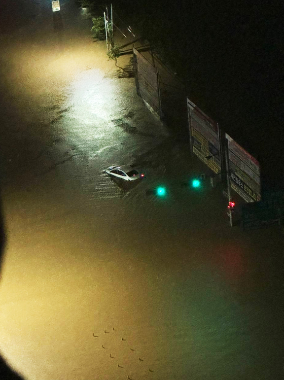 A neighborhood in Seosan, South Chungcheong, is flooded on July 17 after heavy rain poured down on the western coastline of Chungcheong early morning. [YONHAP]