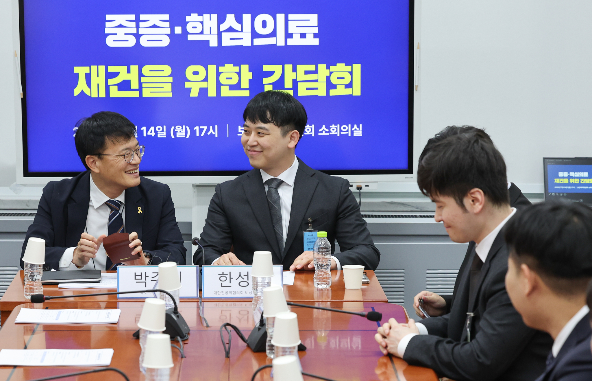 Democratic Party Rep. Park Ju-min, left, who chairs the parliamentary health committee, talks with Han Seong-jon, leader of the Korean Intern Resident Association, during their meeting at the National Assembly in western Seoul on July 14. [NEWS1]