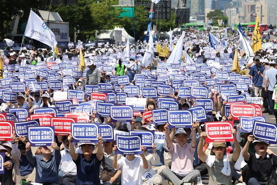 Doctors protest against the government-led medical recruitment quota hike during a rally held in western Seoul in June 2024. [YONHAP] 