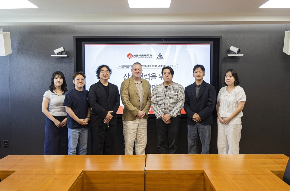 Music maker Prismfilter Music Group’s CEO Lee Ki-yong (third from right) poses for a photo along with other officials from the company and Seoul Institute of the Arts at a signing ceremony held on July 9. [PRISMFILTER MUSIC GROUP]