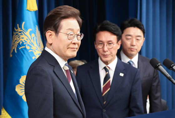 President Lee Jae-myung, far left, announces his first appointments, including nominees for prime minister, intelligence chief and chief presidential secretary, at the presidential office in Yongsan District, central Seoul, on June 4. [NEWS1]
