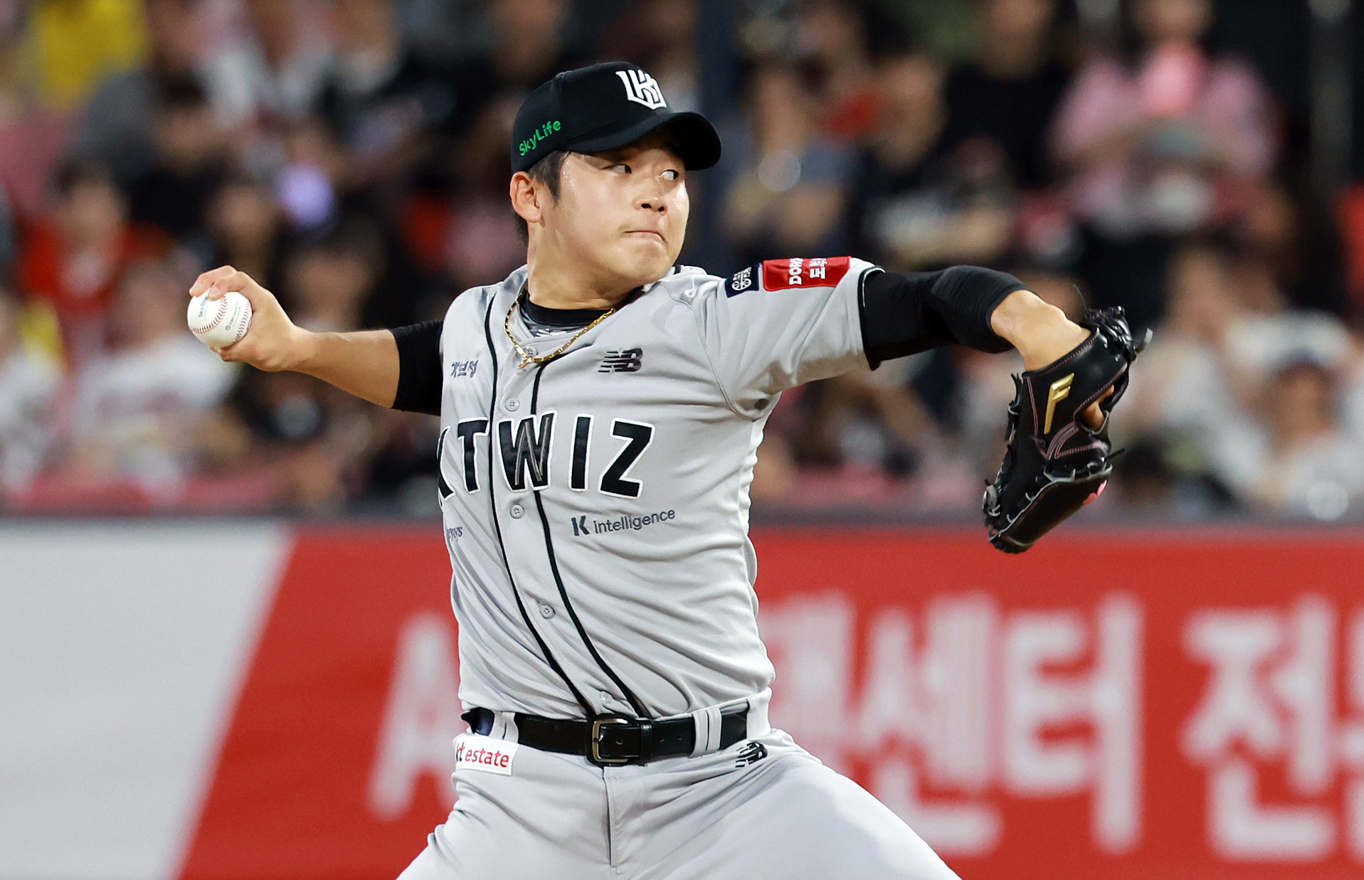 KT Wiz pitcher Park Yeong-hyun pitches during a KBO game against the Kia Tigers at Suwon KT Wiz Park in Suwon, Gyeonggi, on May 21. [NEWS1]