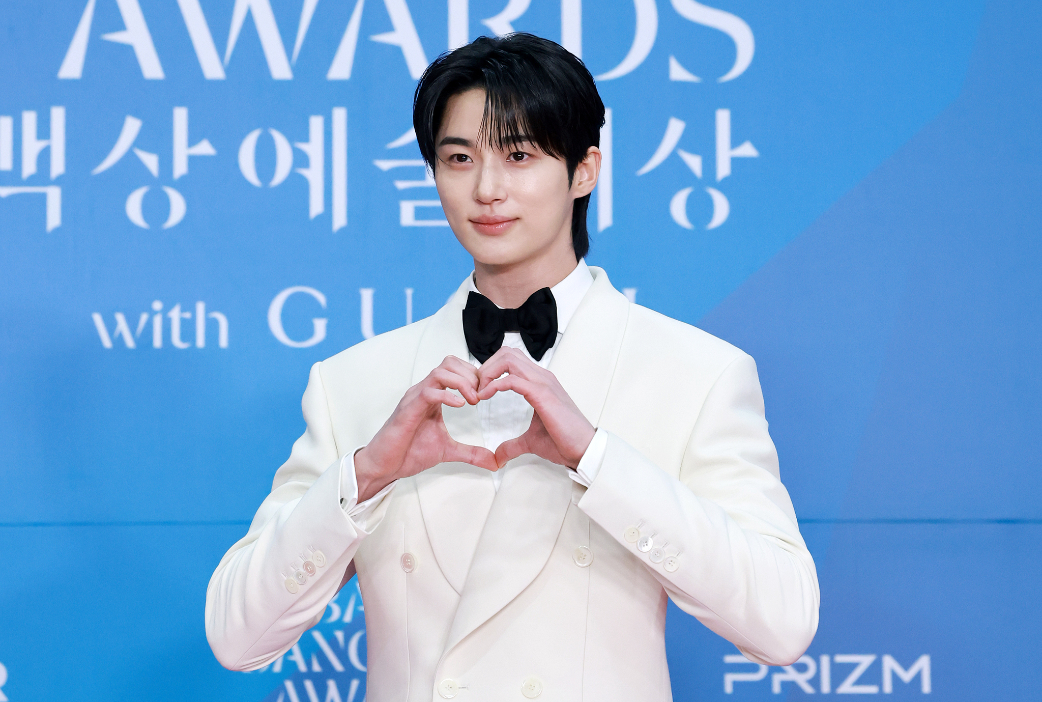 Actor Byeon Woo-seok poses for photos at the Baeksang Arts Awards' red carpet held on May 5 in southern Seoul. [NEWS1]