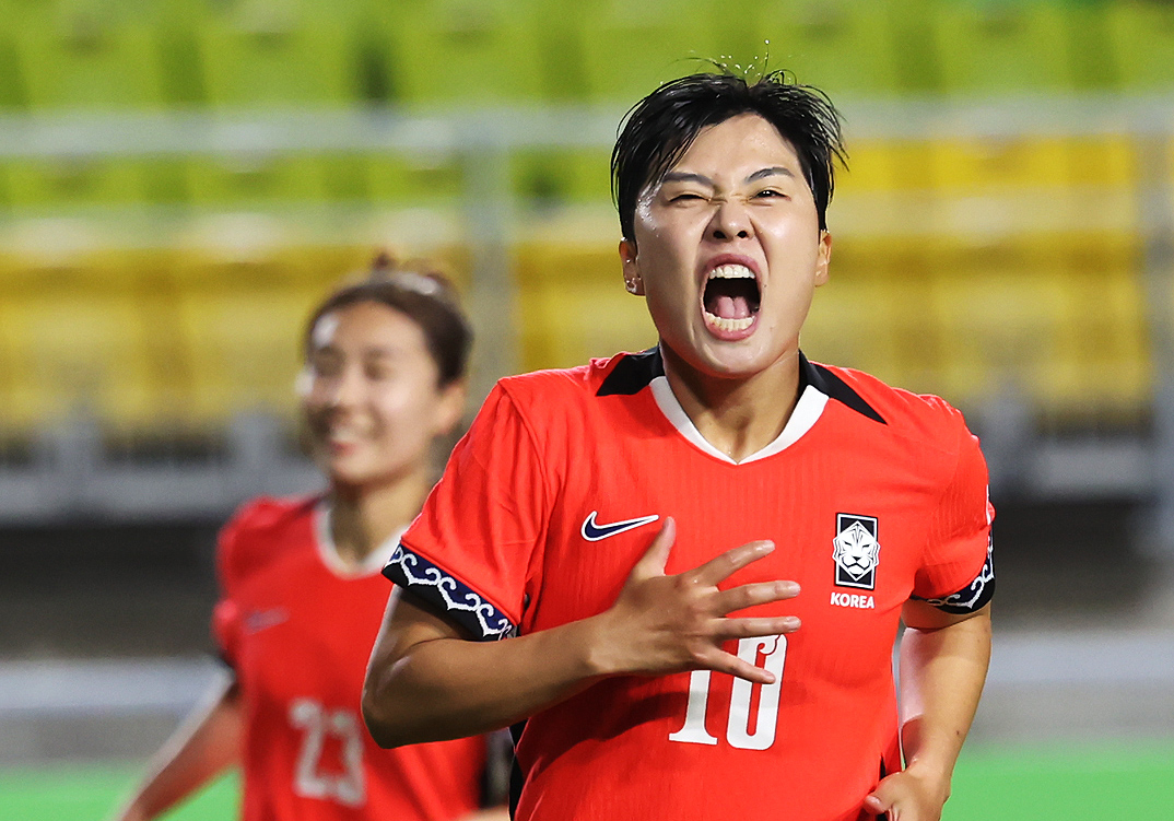 Ji So-yun, right, roars after scoring the opening goal on July 16. [NEWS1] 