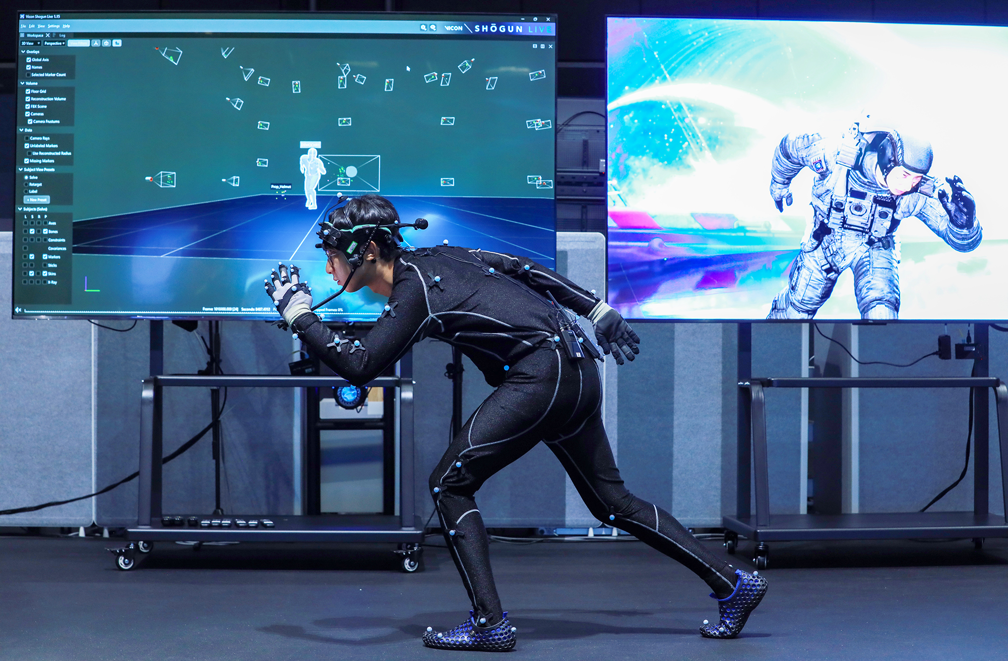 A Naver employee’s movements are captured in real time on the Motion Stage inside Naver 1784, the headquarters for the Korean internet portal giant in Seongnam, Gyeonggi, on July 16. [NAVER]