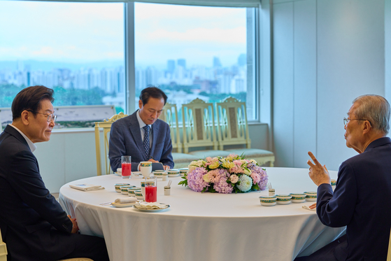 President Lee Jae Myung, left, holds a luncheon meeting with Kim Chong-in, right, former interim leader of the conservative People Power Party, at the Yongsan presidential office in central Seoul on July 17. [PRESIDENTIAL OFFICE]