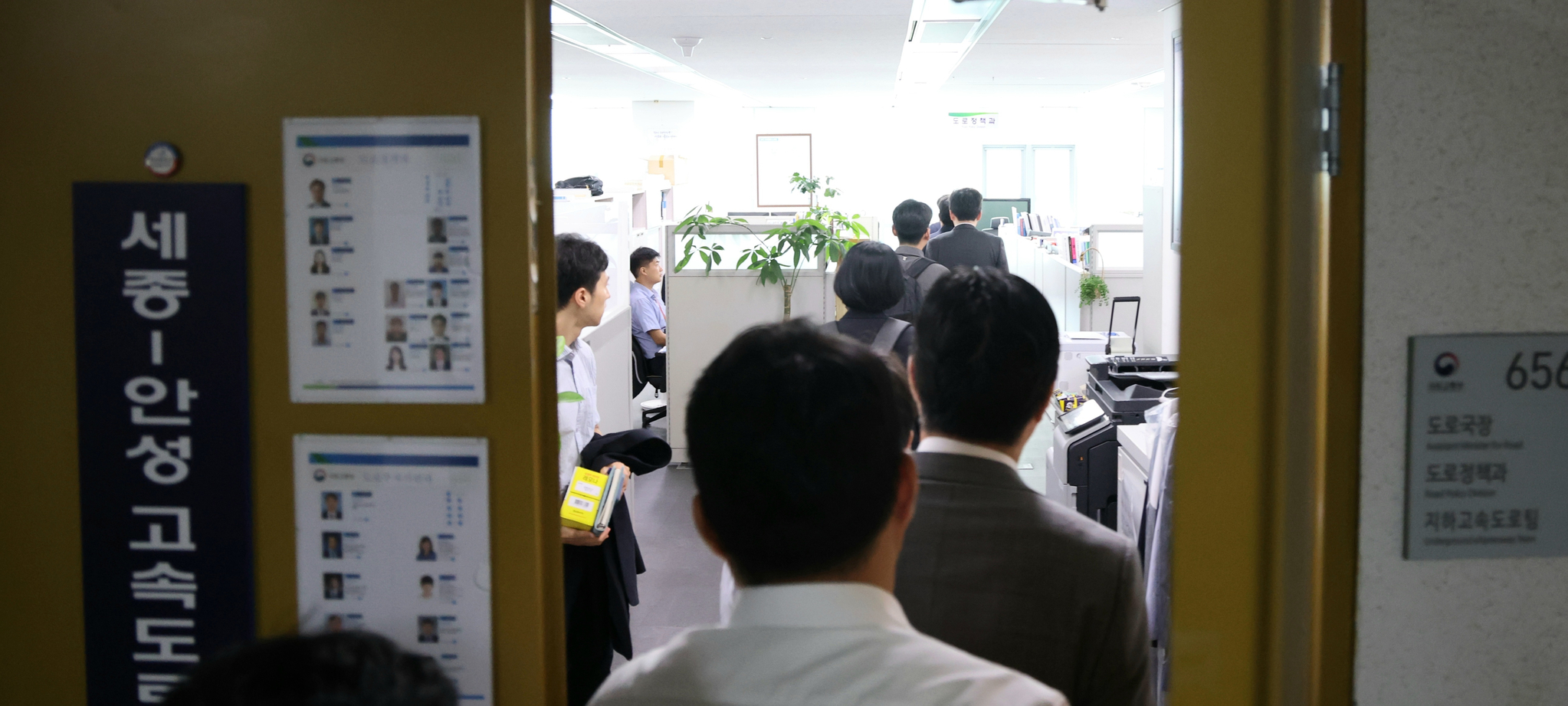 The special counsel team investigating allegations surrounding former first lady Kim Keon Hee raids the Ministry of Land, Infrastructure and Transport offices in Sejong on July 14. [NEWS1]