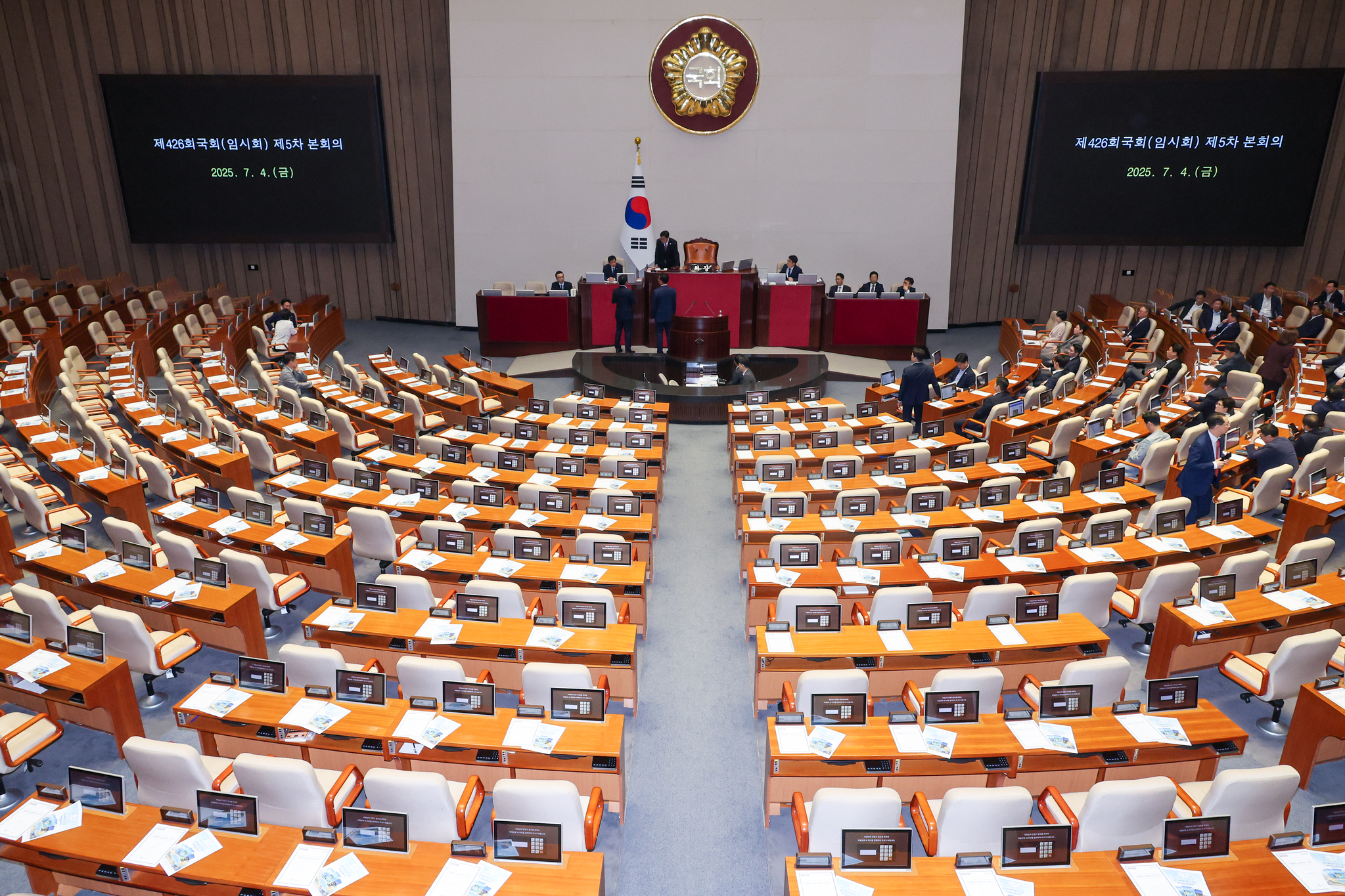 Lawmakers enter the main chamber of the National Assembly in Yeouido, western Seoul, on July 4. A 31.8 trillion won second supplementary budget bill passed the National Assembly plenary session on the same day. Presiding over the 29th Cabinet meeting on July 5, President Lee Jae Myung urged swift execution of the budget, stating, “As the first supplementary budget of the new administration was urgently drafted in light of the severe economic challenges facing the public, I ask that it be implemented without delay to serve as a primer for improving people’s lives.”[NEWS1]