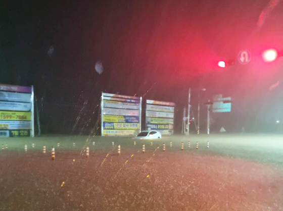 A neighborhood in Seosan, South Chungcheong, is flooded on July 17 after heavy rain poured down on the western coastline of Chungcheong early morning. [YONHAP]
