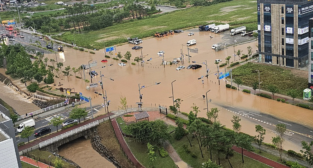 The streets of Yesan County in South Chungcheong are heavily flooded in the morning on July 17. [NEWS1]