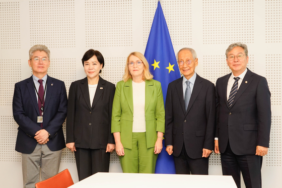 A presidential delegation poses with Christel Schaldemose, third from left, vice president of the European Parliament, during their meeting in Brussels on July 16, in this photo provided by South Korea's foreign ministry. [YONHAP] 