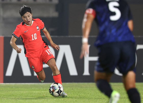 Korea's Ji So-yun, left, dribbles during an EAFF E-1 Women's Football Championship match against Japan at Hwaseong Sports Complex in Hwaseong, Gyeonggi on July 13. [YONHAP] 
