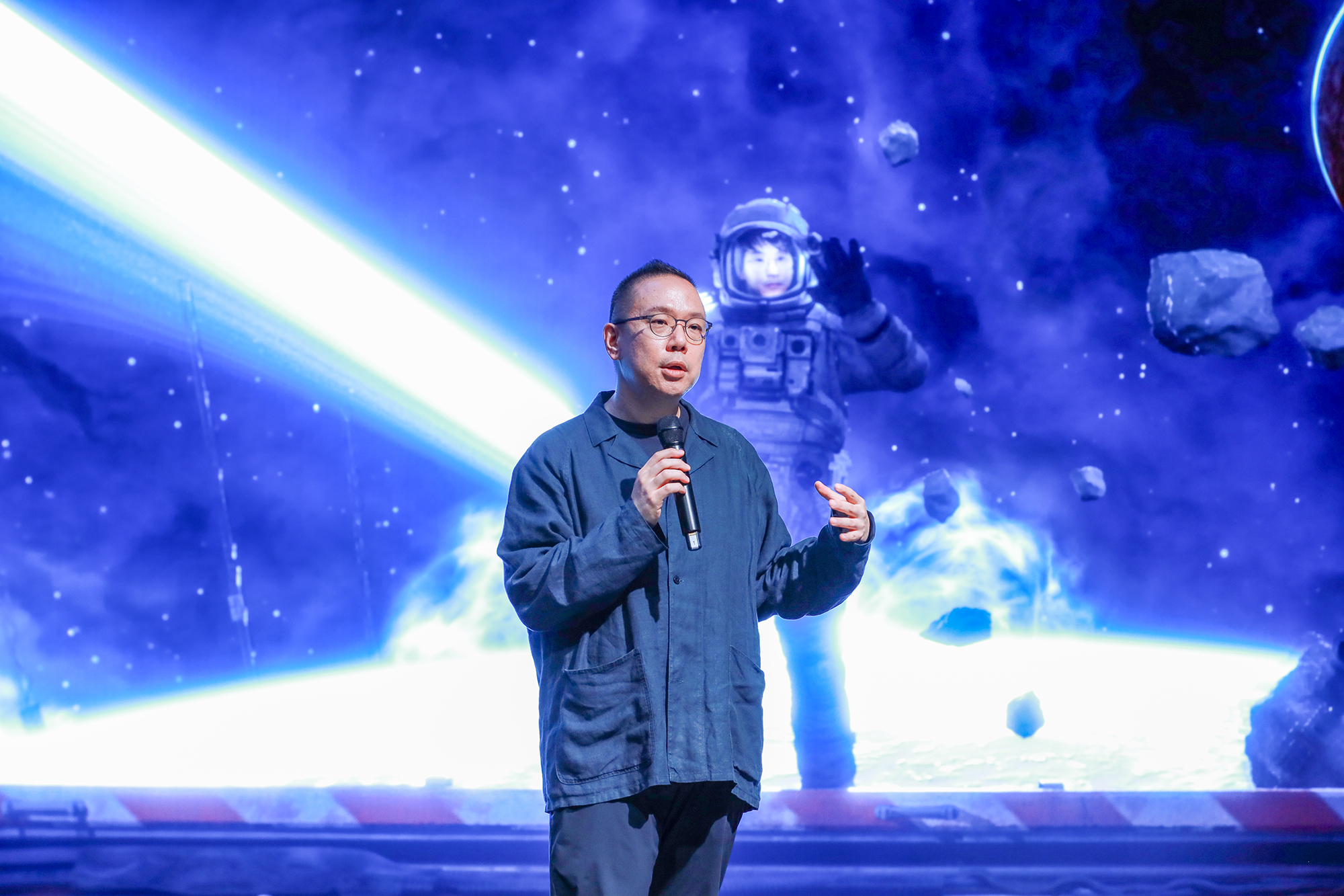 Oh Han-gi, who leads Naver’s Realtime Engine Studio team, speaks at Vision Stage, Naver’s studio specializing in virtual content production located inside Naver 1784, the headquarters for the Korean internet portal giant in Seongnam, Gyeonggi, on July 16. [NAVER]