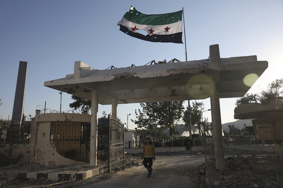 A civil defense worker enter the Syrian Defense Ministry building heavily damaged after alleged Israeli airstrikes in Damascus, Syria, July 16. [AP/YONHAP]