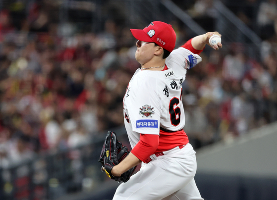 Kia Tigers pitcher Jung Hai-young pitches during a KBO game against the Hanwha Eagles at the Gwangju-Kia Champions Field in Gwangju on June 8. [YONHAP] 
