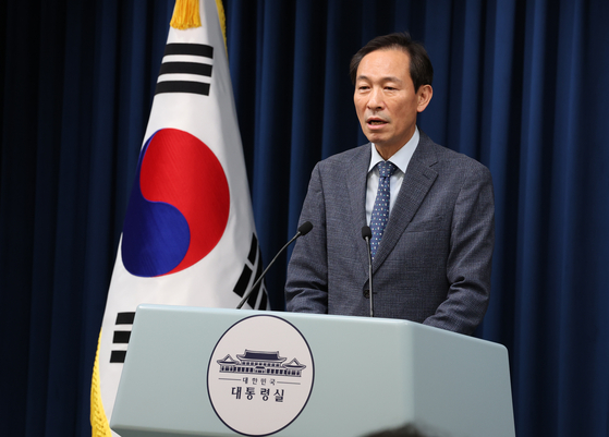 Woo Sang-ho, presidential secretary for political affairs, speaks to reporters at a press briefing at the Yongsan presidential office in central Seoul on July 17. [JOINT PRESS CORPS]