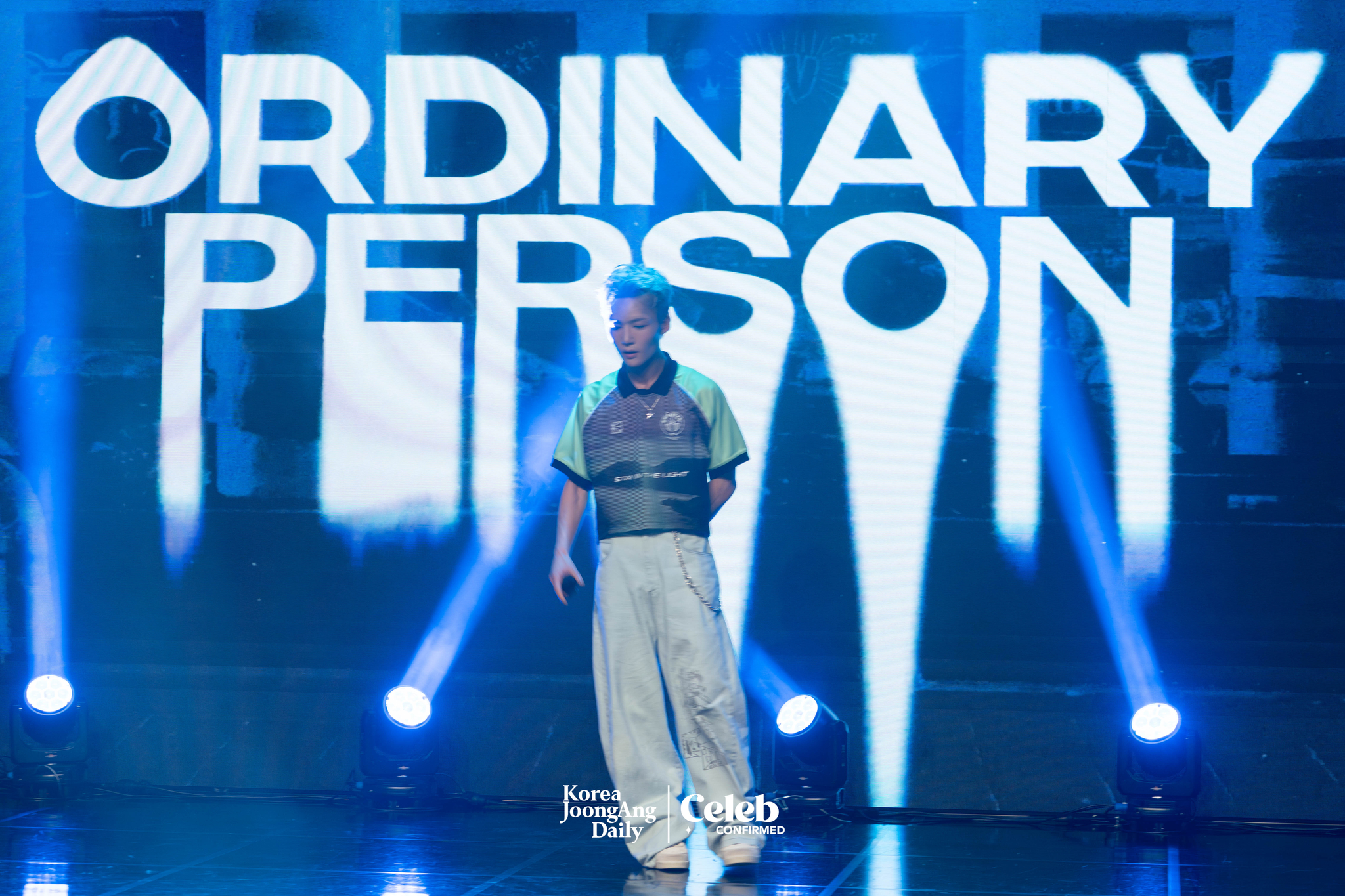 Boy band 1Verse performs mixtape song, “Ordinary Person” during a showcase for the release of its debut single album, “The 1st Verse,” at Ilchi Art Hall in Gangnam District, southern Seoul, on July 18. [DANIELA GONZALEZ PEREZ]