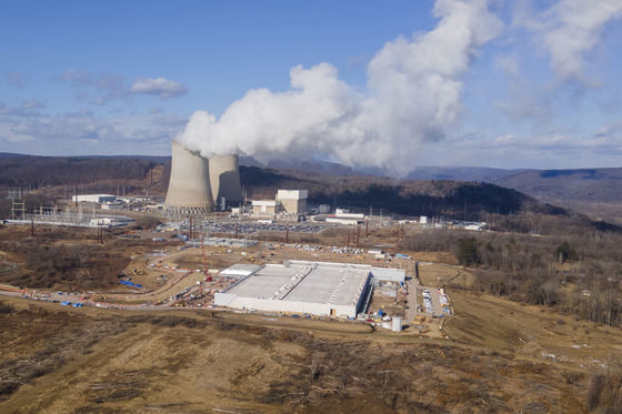 A data center owned by Amazon Web Services, front right, is under construction next to the Susquehanna nuclear power plant in Berwick, Pennsylvania, on Jan. 14, 2024. [AP/YONHAP]