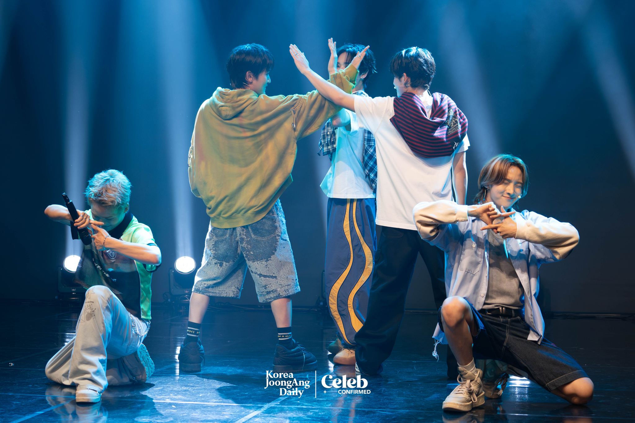Boy band 1Verse performs pre-release track, “Multiverse” during a showcase for the release of its debut single album, “The 1st Verse,” at Ilchi Art Hall in Gangnam District, southern Seoul, on July 18. [DANIELA GONZALEZ PEREZ]