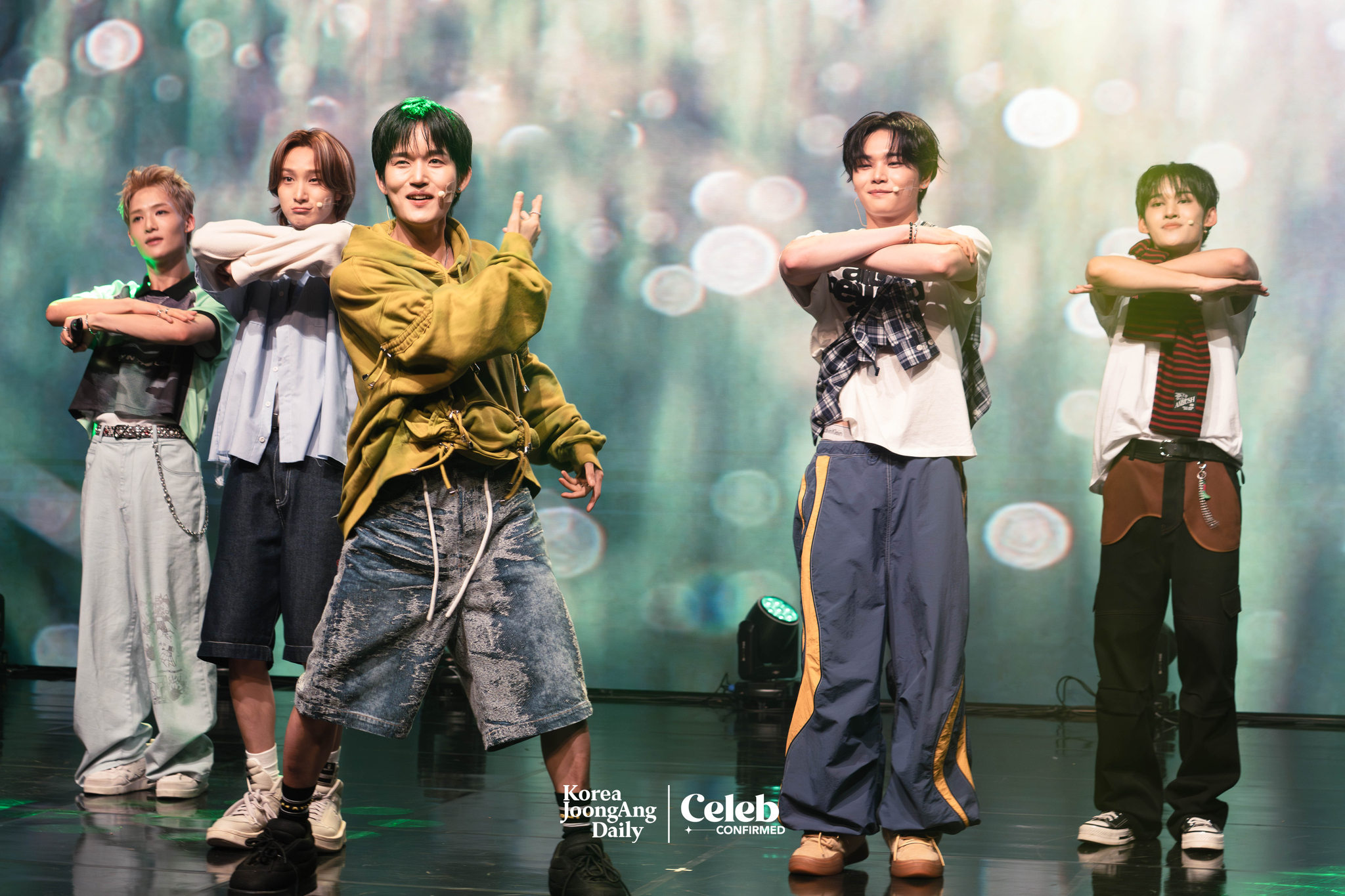 Boy band 1Verse performs prerelease track, “Multiverse” during a showcase for the release of its debut single album, “The 1st Verse,” at Ilchi Art Hall in Gangnam District, southern Seoul, on July 18. [DANIELA GONZALEZ PEREZ]