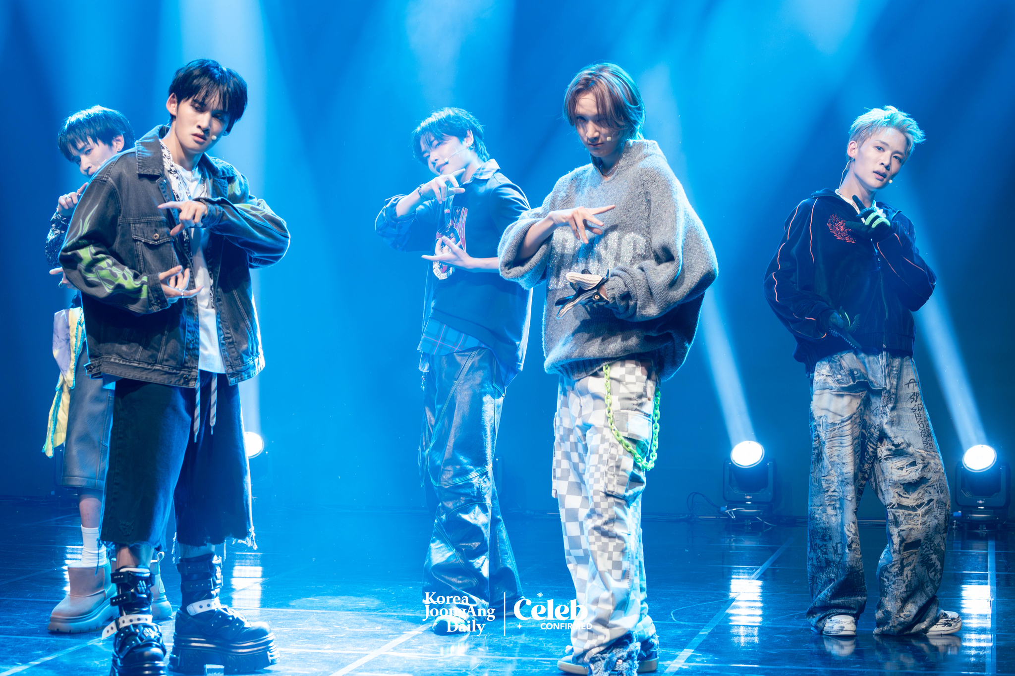 Boy band 1Verse performs lead track, “Shattered” during a showcase for the release of its debut single album, “The 1st Verse,” at Ilchi Art Hall in Gangnam District, southern Seoul, on July 18. [DANIELA GONZALEZ PEREZ]