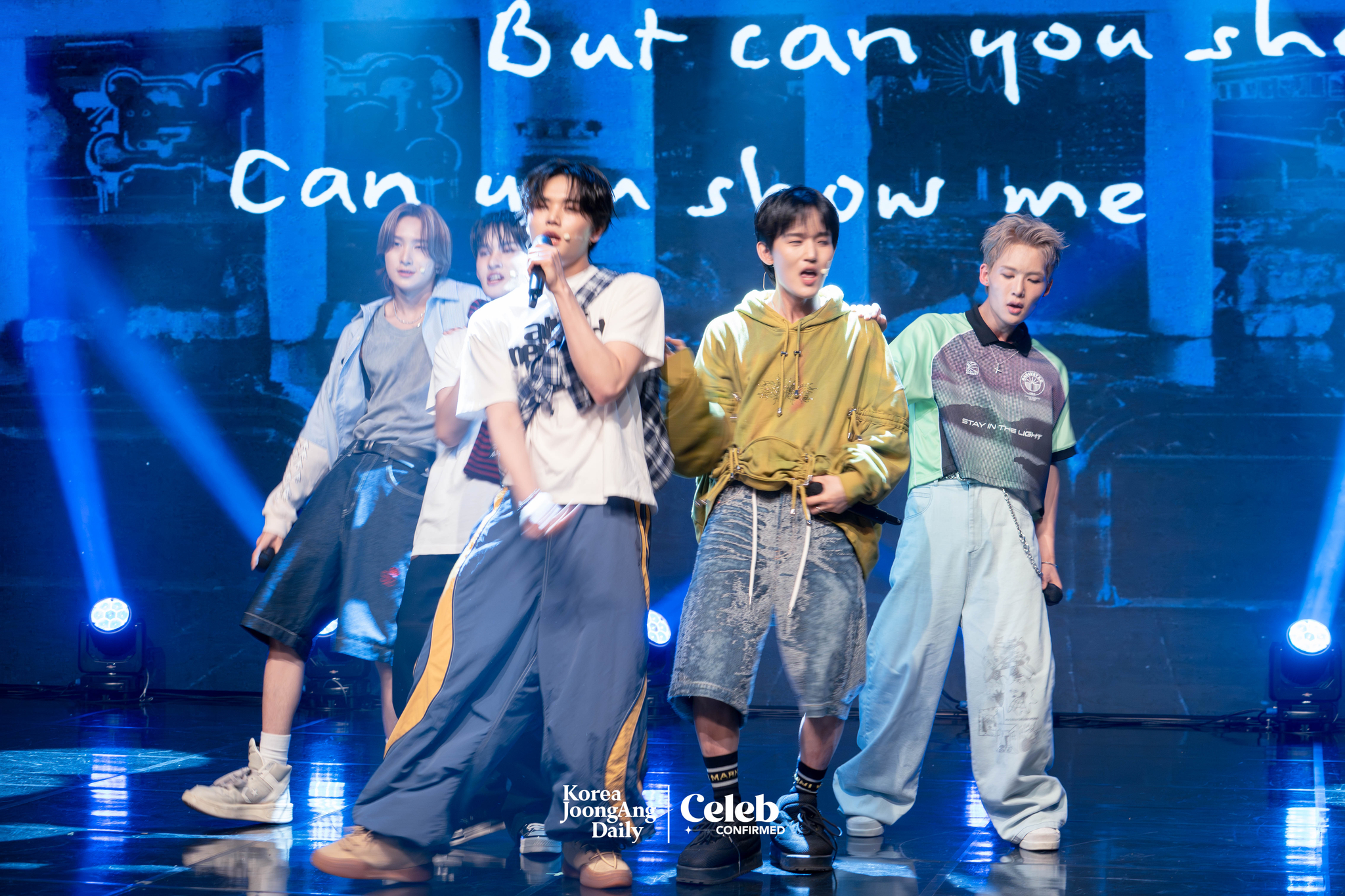 Boy band 1Verse performs mixtape song, “Ordinary person” during a showcase for the release of its debut single album, “The 1st Verse,” at Ilchi Art Hall in Gangnam District, southern Seoul, on July 18. [DANIELA GONZALEZ PEREZ]