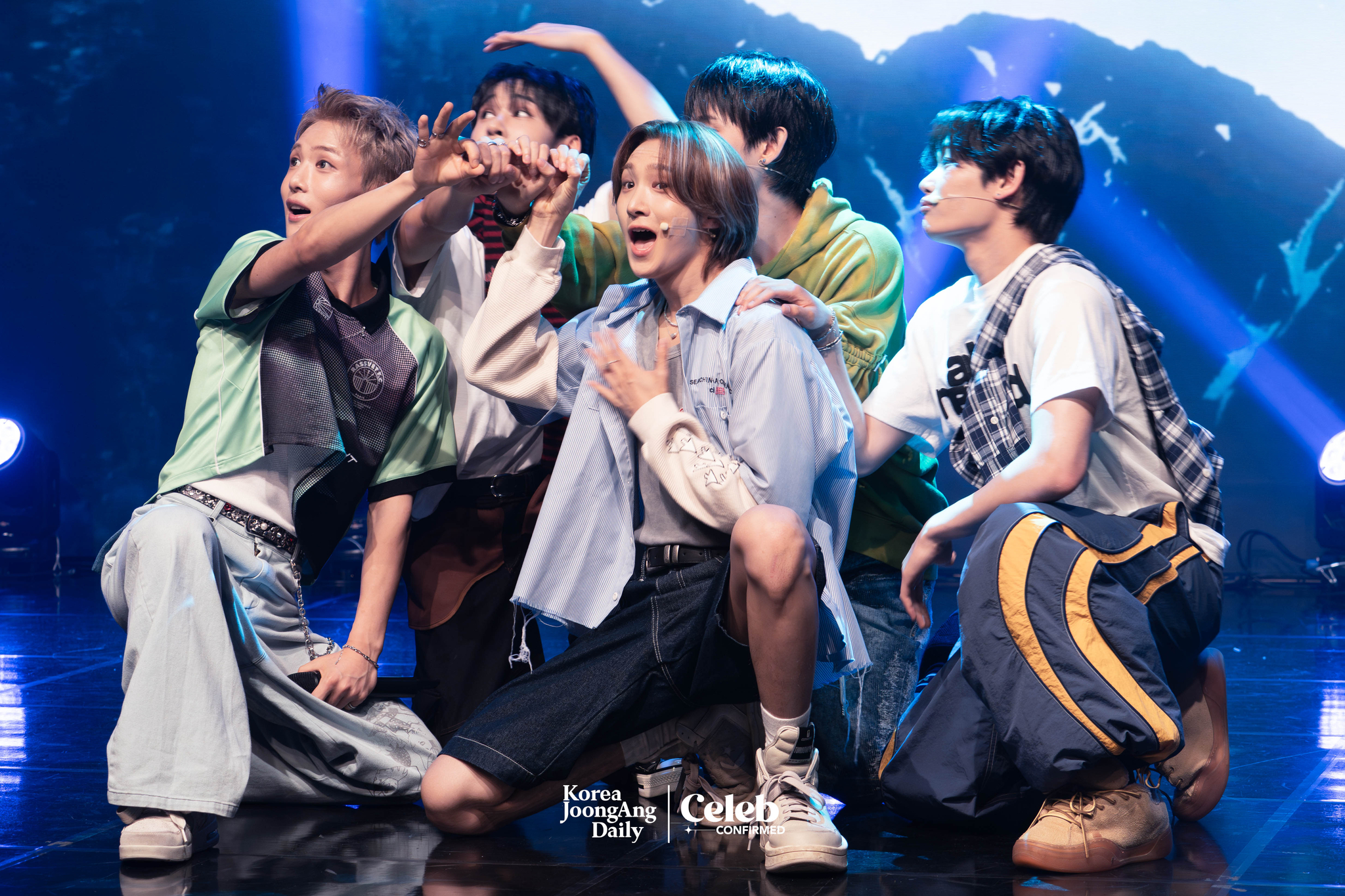 Boy band 1Verse performs prerelease track, “Multiverse” during a showcase for the release of its debut single album, “The 1st Verse,” at Ilchi Art Hall in Gangnam District, southern Seoul, on July 18. [DANIELA GONZALEZ PEREZ]