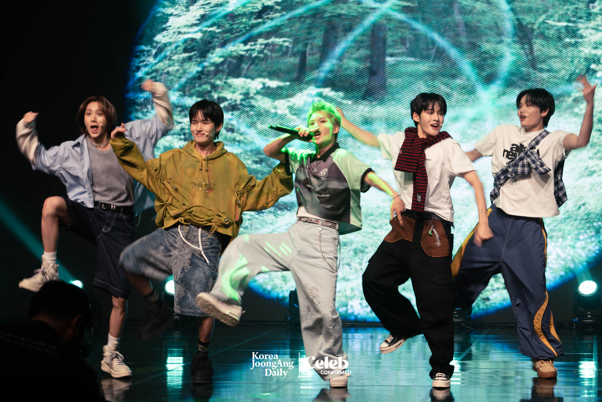 Boy band 1Verse performs pre-release track, “Multiverse” during a showcase for the release of its debut single album, “The 1st Verse,” at Ilchi Art Hall in Gangnam District, southern Seoul, on July 18. [DANIELA GONZALEZ PEREZ]