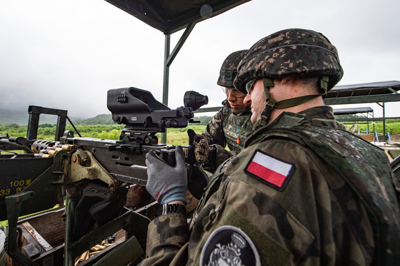 Polish soldiers taking part in an international training course offered by Korea's army test the K6 heavy machine gun, in this photo provided by the Korean Army on July 18. [REPUBLIC OF KOREA ARMY]