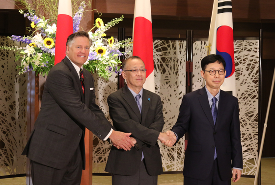 U.S. Deputy Secretary of State Christopher Landau, left, Japanese Vice Foreign Minister Takehiro Funakoshi, center, and South Korean Vice Foreign Minister Park Yoon-joo, right, pose for a photo ahead of their trilateral talks in Tokyo on July 18. [YONHAP]