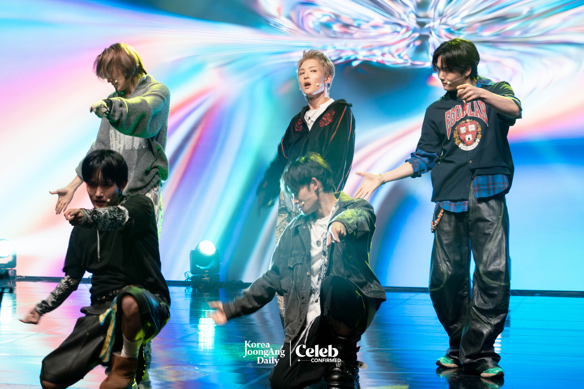 Boy band 1Verse performs lead track, “Shattered” during a showcase for the release of its debut single album, “The 1st Verse,” at Ilchi Art Hall in Gangnam District, southern Seoul, on July 18. [DANIELA GONZALEZ PEREZ]