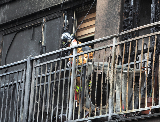 A firefighter conducts an investigation on July 18 at the scene of a fire that occurred in an apartment parking lot in Soha-dong, Gwangmyeong, Gyeonggi on July 17. [YONHAP]