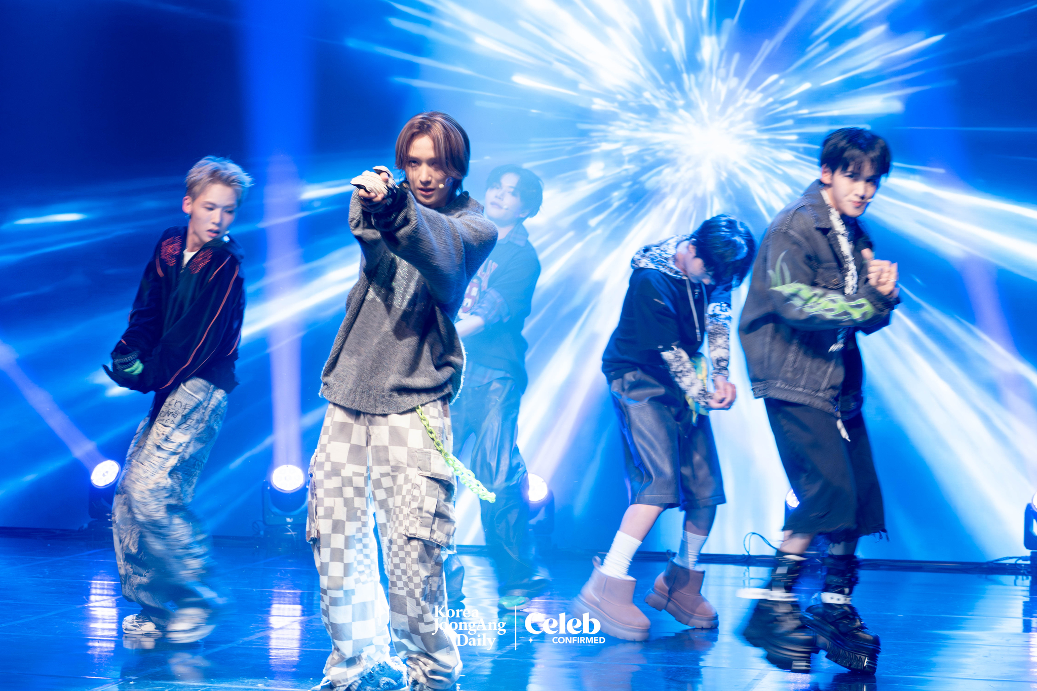 Boy band1Verse performs lead track, “Shattered” during a showcase for the release of its debut single album, “The 1st Verse,” Ilchi Art Hall in Gangnam District, southern Seoul, on July 18. [DANIELA GONZALEZ PEREZ]