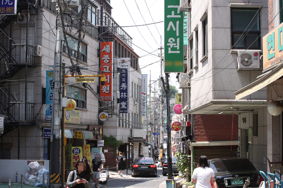 Noryangjin, Dongjak District, southern Seoul, known as the home of cram schools for government entrance exams, is pictured on March 26, 2019. [YONHAP]