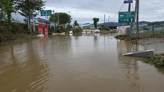 Roads are flooded in Asan, South Chungcheong, on July 18. [NEWS1]