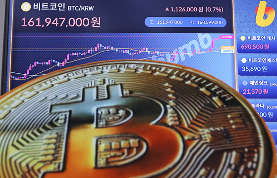 A digital board at the Bithumb Lounge in Seocho District, southern Seoul, displays Bitcoin’s record-high price on July 14. [NEWS1]