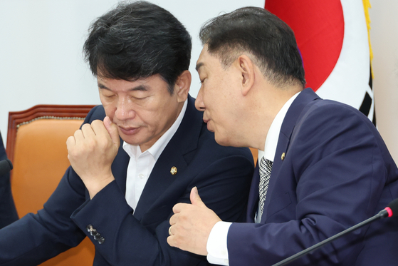 Acting Democratic Party (DP) leader Kim Byung-kee, right, and DP deputy floor leader Moon Jin-seog, left, speak during a party policy coordination meeting at the National Assembly in Yeouido, western Seoul, on July 17. [YONHAP]