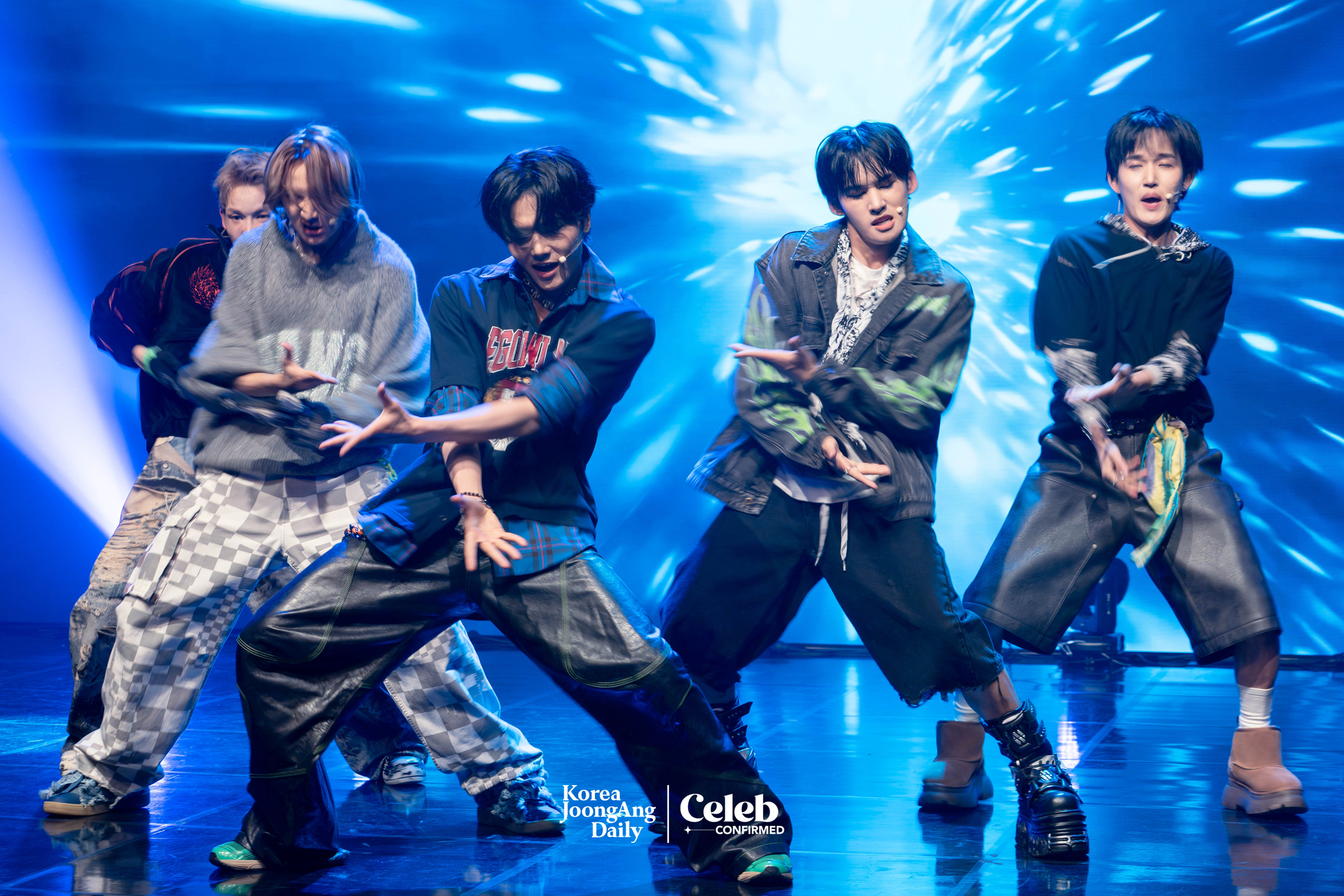 Boy band 1Verse performs lead track, “Shattered” during a showcase for the release of its debut single album, “The 1st Verse,” Ilchi Art Hall in Gangnam District, southern Seoul, on July 18. [DANIELA GONZALEZ PEREZ]