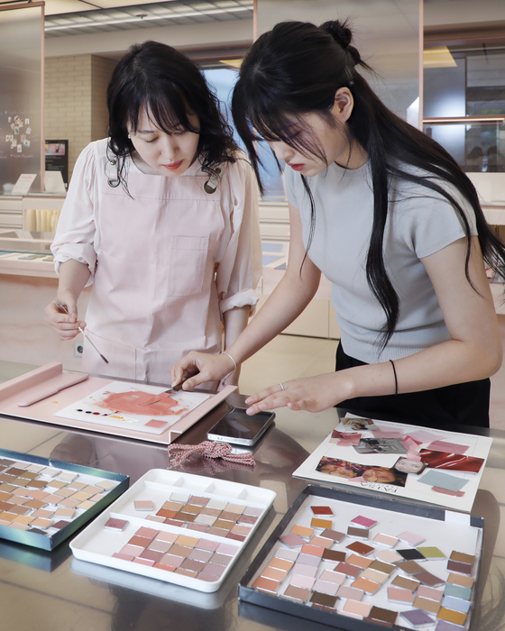 I mix colorants to make the coral shade I looked for at Chroma Kolmar Studio in southern Seoul. [PARK SANG-MOON]