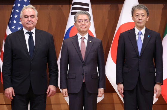 Former First Vice Foreign Minister Kim Hong-kyun, center, former United States Deputy Secretary of State Kurt Campbell, left, and former Japanese Vice Foreign Minister Masataka Okano, right, attend a Multilateral Sanctions Monitoring Team meeting at the government complex in Jongno District, central Seoul, on Oct. 16, 2024. [JOINT PRESS CORPS]