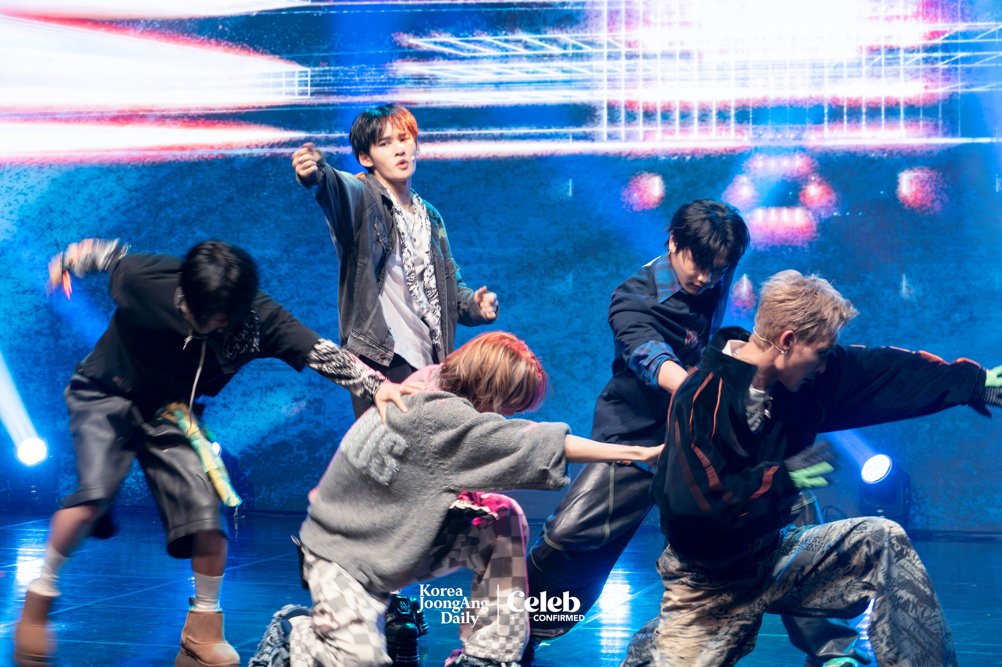 Boy band 1Verse performs lead track, “Shattered” during a showcase for the release of its debut single album, “The 1st Verse,” at Ilchi Art Hall in Gangnam District, southern Seoul, on July 18. [DANIELA GONZALEZ PEREZ]