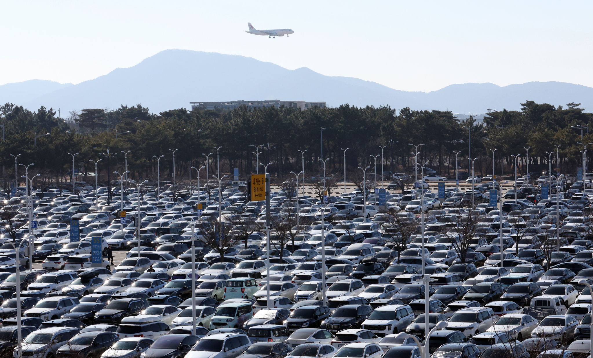 Incheon International Airport Terminal 1's parking lot is packed on Jan. 23, ahead of the Lunar New Year holiday. [YONHAP] 
