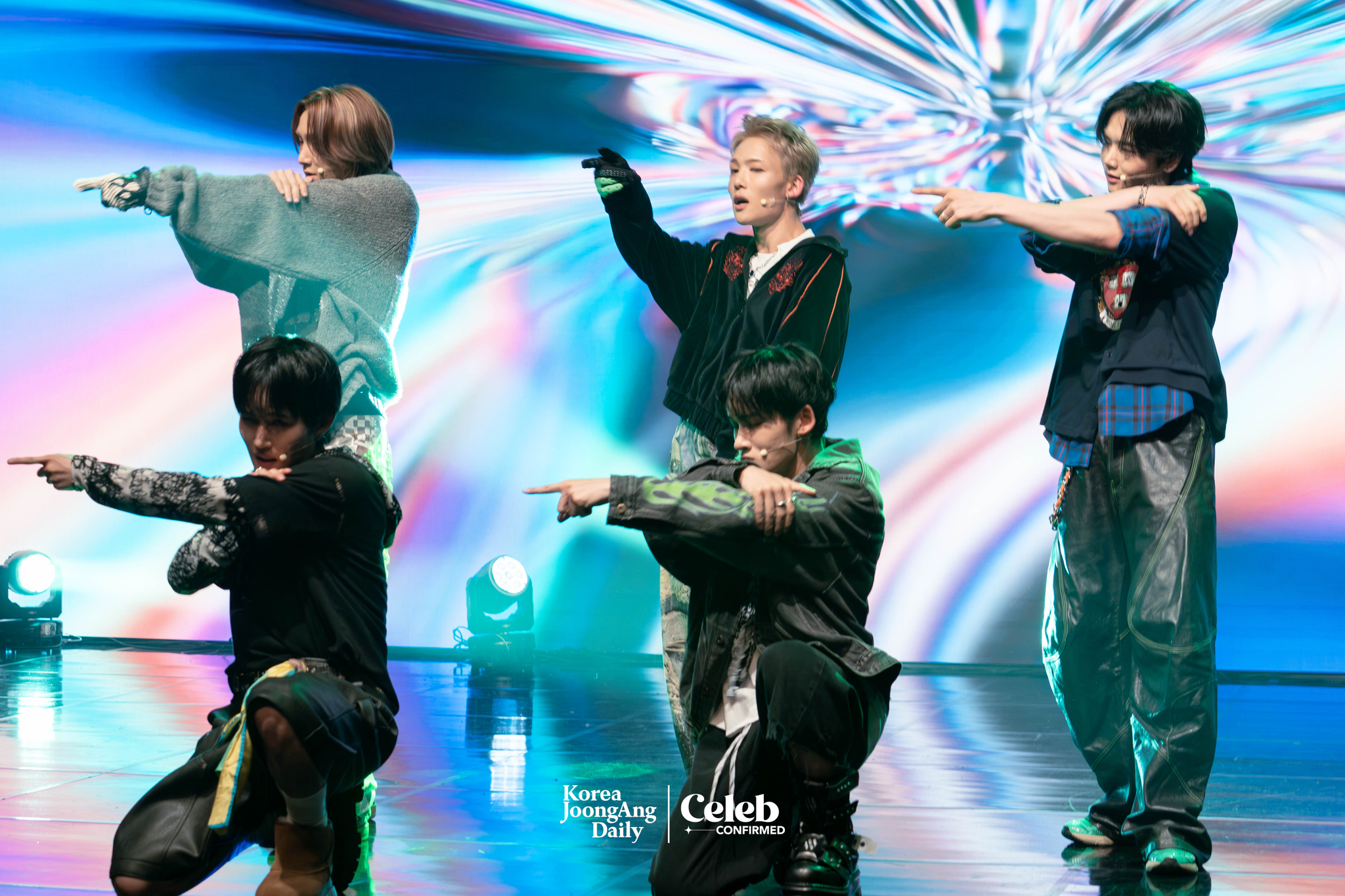 Boy band 1Verse performs lead track, “Shattered” during a showcase for the release of its debut single album, “The 1st Verse,” at Ilchi Art Hall in Gangnam District, southern Seoul on July 18. [DANIELA GONZALEZ PEREZ]