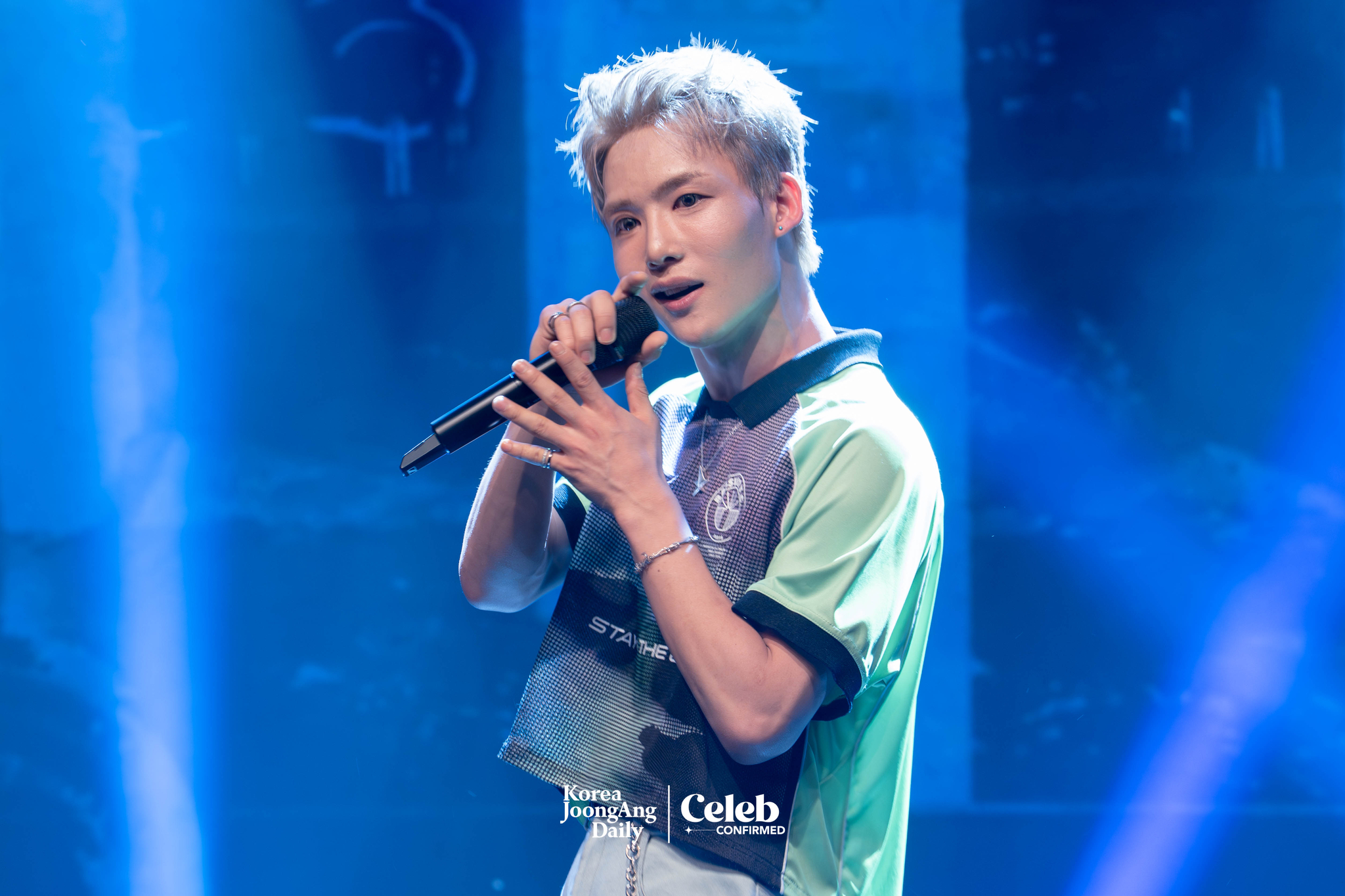 Boy band 1Verse performs mixtape song, “Ordinary Person” during a showcase for the release of its debut single album, “The 1st Verse,” at Ilchi Art Hall in Gangnam District, southern Seoul, on July 18. [DANIELA GONZALEZ PEREZ]